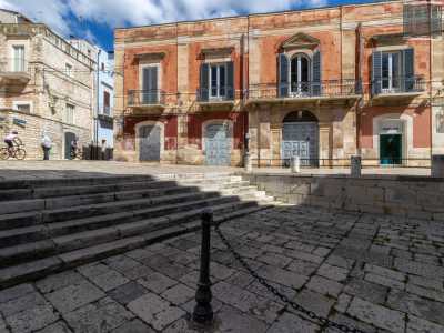 Scendiamo ora dei gradini per arrivare davanti ai tre portali. S� perch� curiosamente l�ingresso � leggermente ribassato rispetto al piano stradale